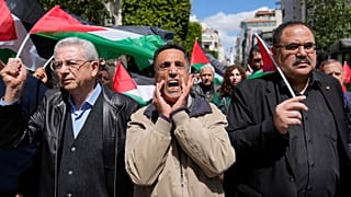 متظاهرون يرفعون الأعلام الفلسطينية ويرددون شعارات مناهضة لإسرائيل خلال احتجاج ضد الحرب في غزة، في مدينة رام الله بالضفة الغربية، يوم السبت 5 أبريل 2025.