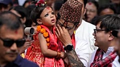 Nepals neu ernannte lebende Göttin, Kumari Aryatara Shakya, wird von ihrem Vater getragen.