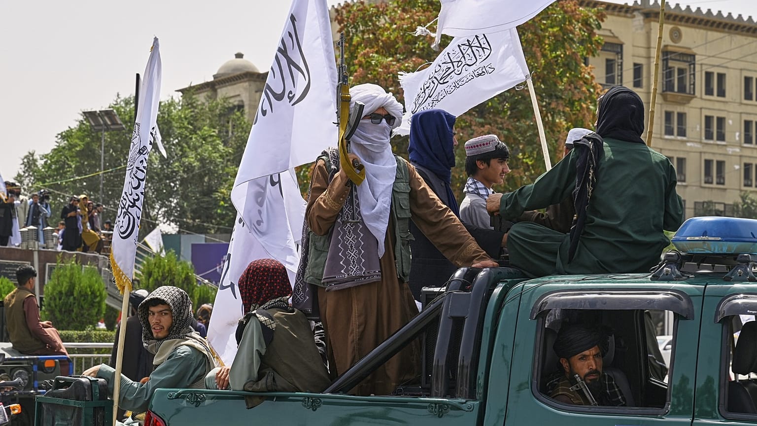 مقاتلو طالبان وأنصارهم في شاحنة صغيرة خلال الاحتفالات التي شهدتها كابول، أفغانستان، بمناسبة الذكرى الرابعة لانسحاب القوات الأمريكية وبداية حكم طالبان