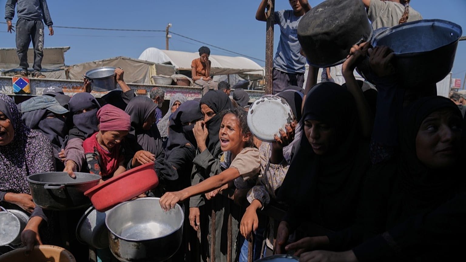 فلسطينيون يتدافعون للحصول على مساعدات غذائية في مطبخ مجتمعي بخان يونس جنوب غزة، السبت 27 سبتمبر 2025.
