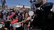 فلسطينيون يتدافعون للحصول على مساعدات غذائية في مطبخ مجتمعي بخان يونس جنوب غزة، السبت 27 سبتمبر 2025.