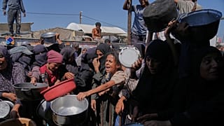 فلسطينيون يتدافعون للحصول على مساعدات غذائية في مطبخ مجتمعي بخان يونس جنوب غزة، السبت 27 سبتمبر 2025.