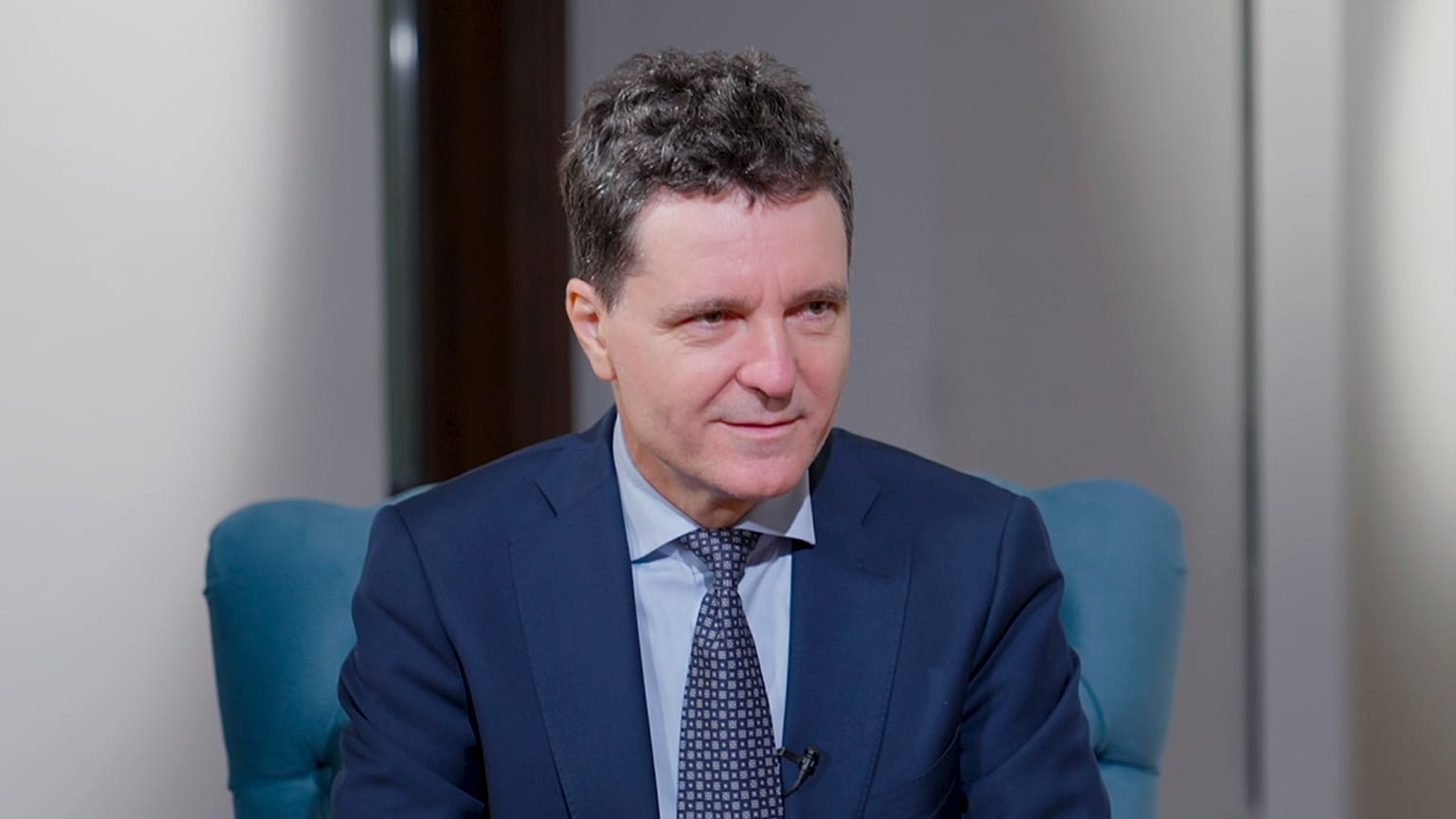 Le président roumain Nicușor Dan s'entretient avec la rédactrice en chef d'Euronews Roumanie, Andra Diaconescu, à Bucarest, le 30 septembre 2025.