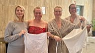 A női napok visszaállítását kérő hölgyek a Rudas Fürdő előcsarnokában
