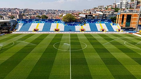 Kasımpaşa SK'nın stadı, Ciner reklamları da arkada