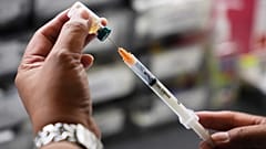  مساعدة طبية رئيسية، تُحضّر جرعة من لقاح الحصبة والنكاف والحصبة الألمانية (MMR) لمريض صغير في مركز خدمات الصحة المجتمعية الدولية، الأربعاء، 10 سبتمبر/أيلول 2025، في سياتل.