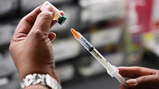  مساعدة طبية رئيسية، تُحضّر جرعة من لقاح الحصبة والنكاف والحصبة الألمانية (MMR) لمريض صغير في مركز خدمات الصحة المجتمعية الدولية، الأربعاء، 10 سبتمبر/أيلول 2025، في سياتل.
