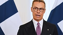 Prezydent Finlandii Alexander Stubb podczas  konferencji prasowej z prezydentem Łotwy Edgarsem Rinkevicsem w Rydze na Łotwie, wtorek, 16 września 2025 r.