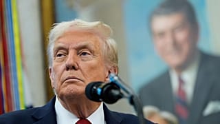 Donald Trump az Ovális Irodában beszélt újságírók előtt kedden 