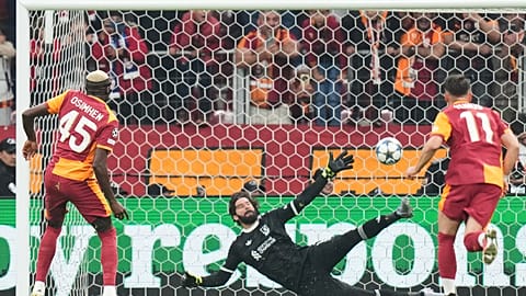 Galatasaray'da Victor Osimhen, penaltı atışında Alisson Becker'i geçerek topu filelere gönderirken, 30 Eylül 2025