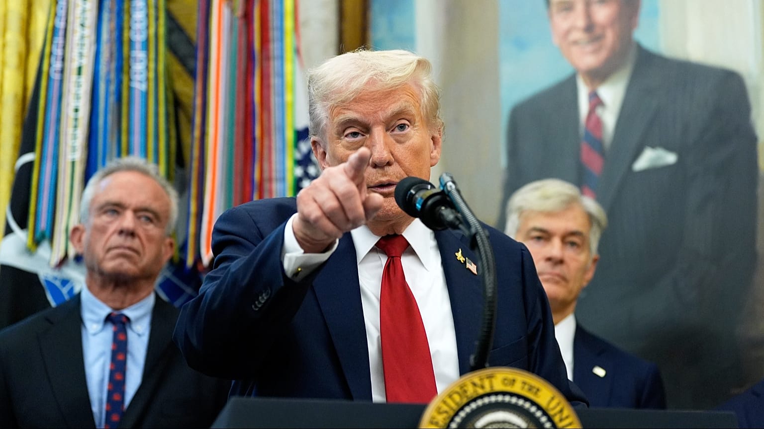 El presidente Donald Trump habla en la Oficina Oval de la Casa Blanca, el martes 30 de septiembre de 2025, en Washington.