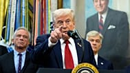 El presidente Donald Trump habla en la Oficina Oval de la Casa Blanca, el martes 30 de septiembre de 2025, en Washington.
