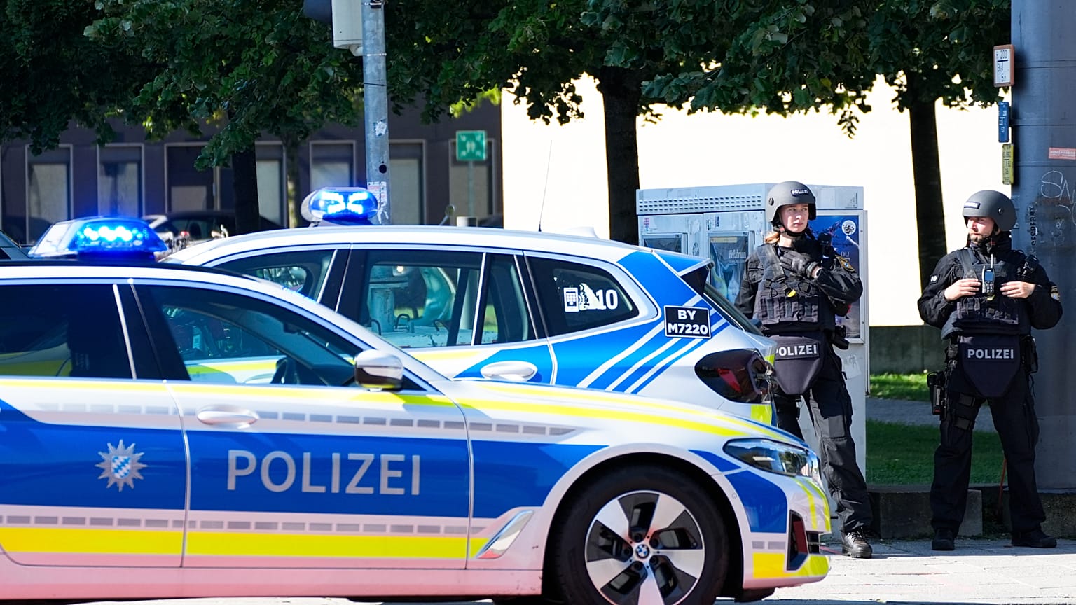 Die Polizei ist bei einem Großeinsatz in München. Über die Umstände ist noch wenig klar, es sollen Schüsse gehort worden sein.