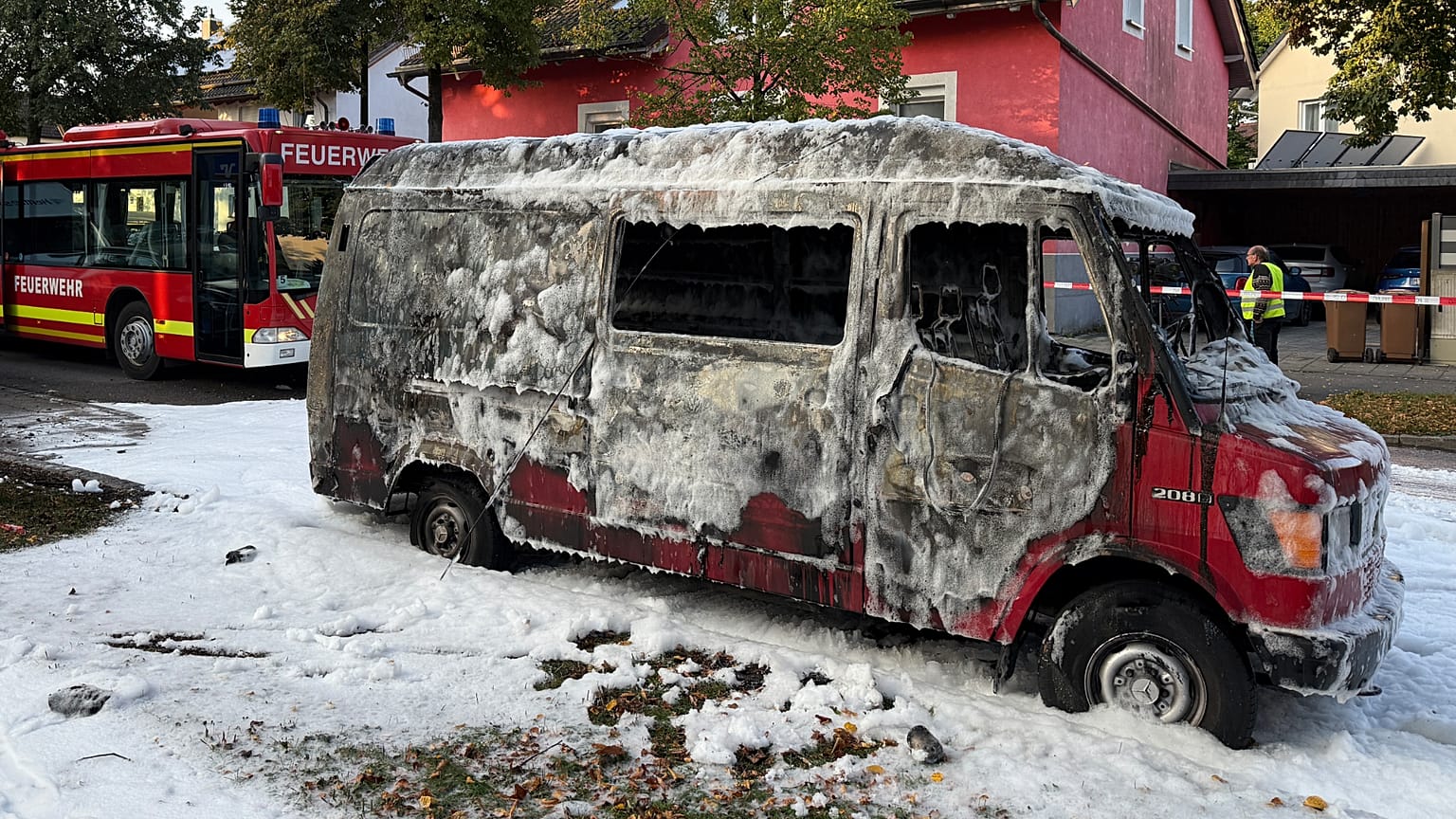 A rendőrség nagyszabású akciót hajt végre Münchenben. Egy családi házat felgyújtottak és több autó kiégett.