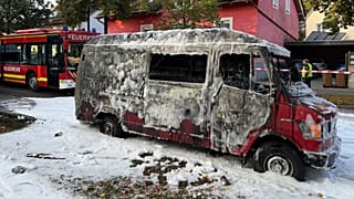 Una furgoneta quemada está cubierta con espuma extintora después de un incendio en Múnich, Alemania, el miércoles 1 de octubre de 2025.