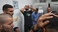 أهالي عائلة ينعون أبناءهم الذين قتلوا في قصف إسرائيلي على منجرة ومقهى بمستشفى الأقصى بدير البلح وسط قطاع غزة، الثلاثاء 30 سبتمبر/ أيلول 2025.