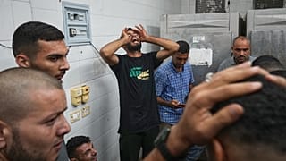 أهالي عائلة ينعون أبناءهم الذين قتلوا في قصف إسرائيلي على منجرة ومقهى بمستشفى الأقصى بدير البلح وسط قطاع غزة، الثلاثاء 30 سبتمبر/ أيلول 2025.