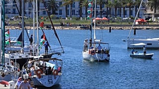 Ein Boot der Global Sumud Flottille fährt in den tunesischen Hafen von Bizerte, um inmitten der israelischen Blockade des palästinensischen Gebiets Hilfsgüter nach Gaza zu liefern, 13. September 2025