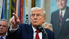 DOSYA. Başkan Donald Trump Beyaz Saray Oval Ofis'te bir muhabire işaret ediyor. 30 Eylül 2025.