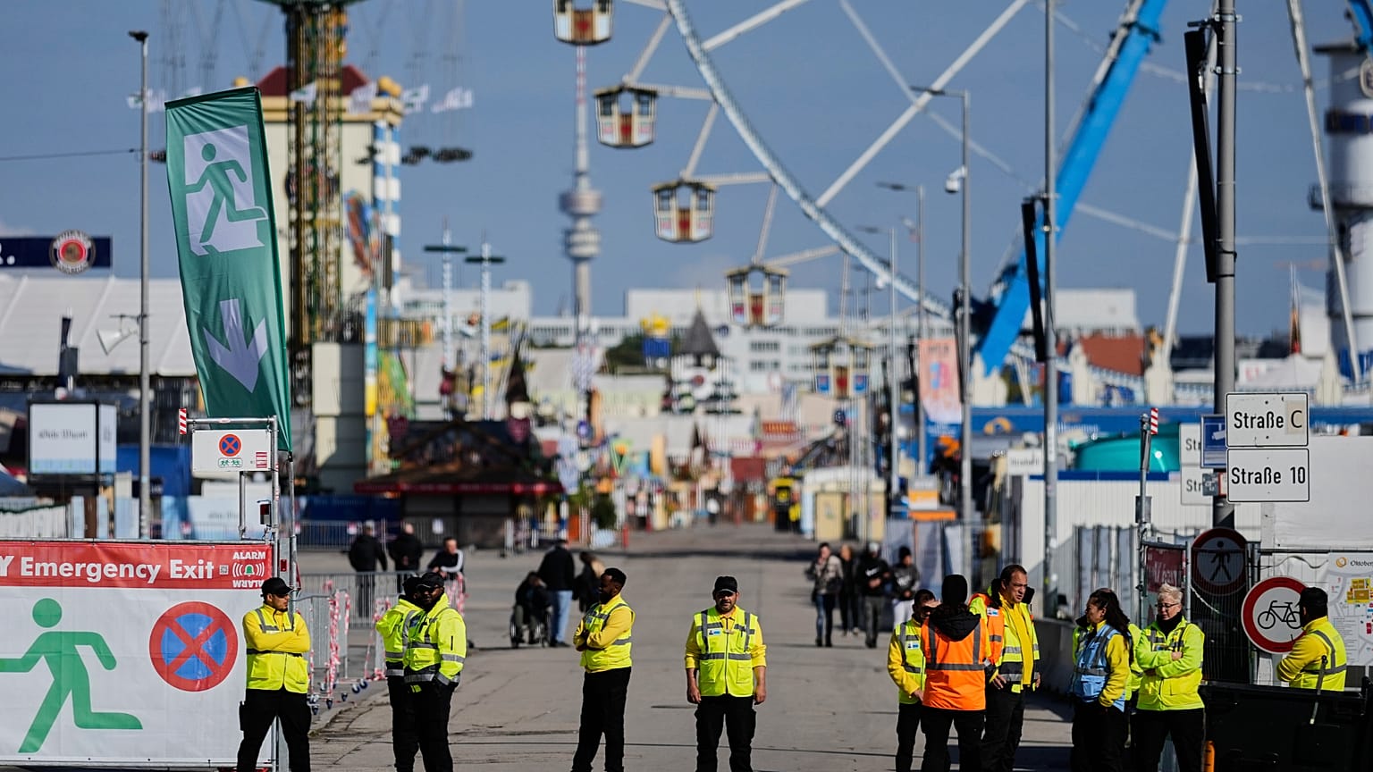 Almanya'nın Münih kentinde bomba tehdidi nedeniyle kapalı tutulan Oktoberfest alanında güvenlik görevlileri, 1 Ekim 2025. (AP Photo/Matthias Schrader)