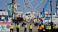 Almanya'nın Münih kentinde bomba tehdidi nedeniyle kapalı tutulan Oktoberfest alanında güvenlik görevlileri, 1 Ekim 2025. (AP Photo/Matthias Schrader)