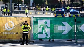 پلیس در مونیخ در حال انجام عملیات بزرگی است. یک خانه تک خانوادگی به آتش کشیده شد و چندین ماشین آتش کشیده شد.