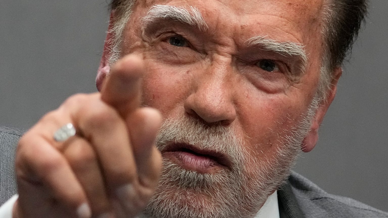 Arnold Schwarzenegger partecipa a una conferenza stampa in Vaticano