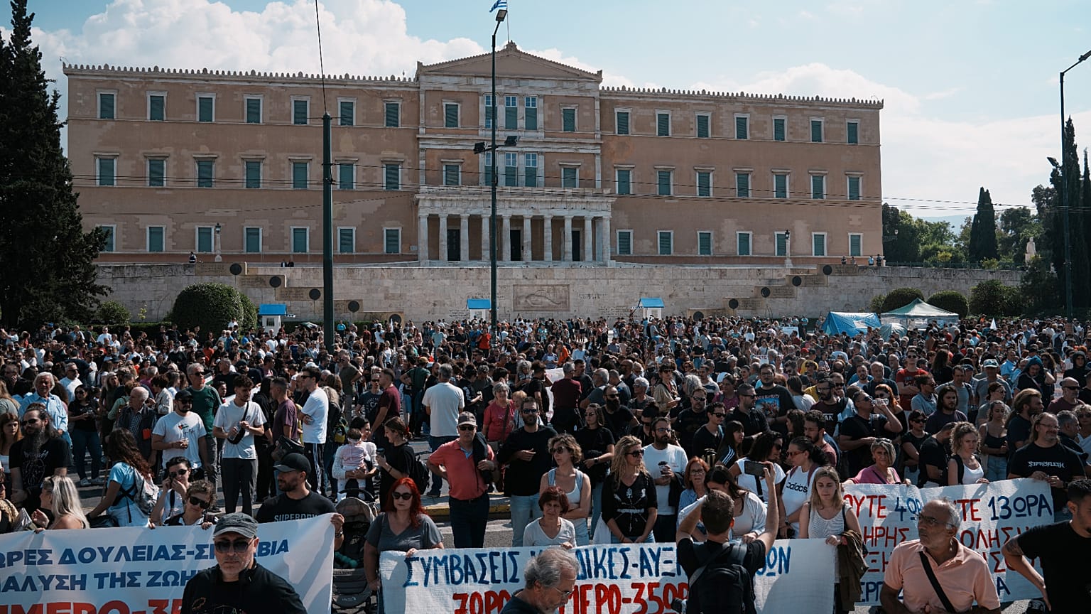 Des manifestants participent à la grève nationale de 24 heures à Athènes, en Grèce, le mercredi 1er octobre 2025.