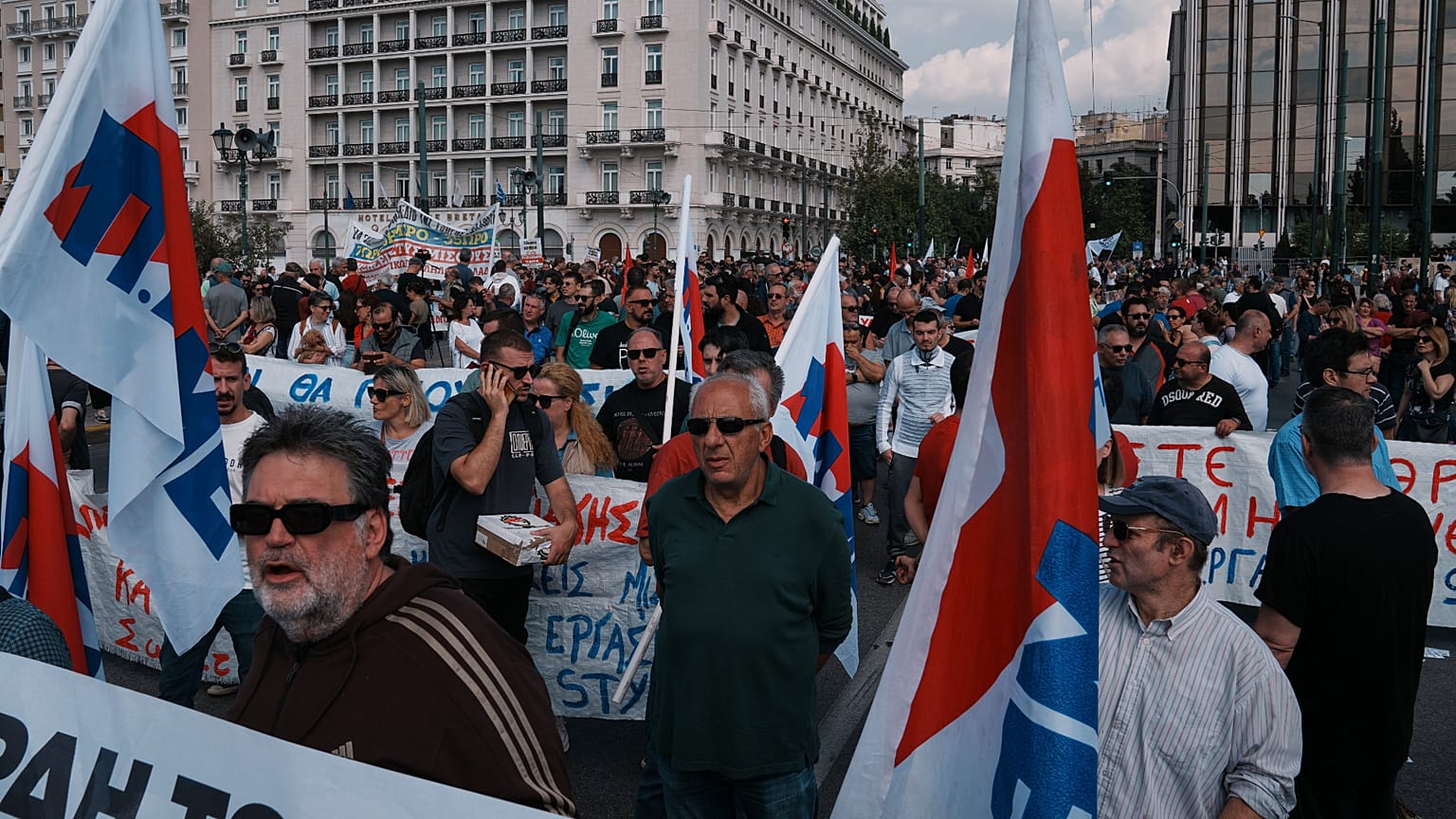 Atina’da işçi sendikaları daha yüksek maaş ve çalışma saatlerini değiştiren yasa tasarısının geri çekilmesi talebiyle ülke çapındaki 24 saatlik grev düzenlendi.