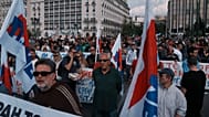 Atina’da işçi sendikaları daha yüksek maaş ve çalışma saatlerini değiştiren yasa tasarısının geri çekilmesi talebiyle ülke çapındaki 24 saatlik grev düzenlendi.