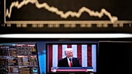 Il Presidente degli Stati Uniti Donald Trump appare su uno schermo televisivo al mercato azionario di Francoforte, Germania, giovedì 3 aprile 2025.