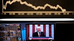 US-Präsident Donald Trump erscheint auf einem Fernsehbildschirm an der Börse in Frankfurt, Deutschland, Donnerstag, 3. April 2025.