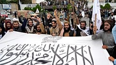 Des combattants talibans brandissent leur drapeau alors qu'ils célèbrent le premier anniversaire de leur prise de la capitale afghane Kaboul, le 15 août 2022.