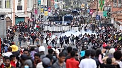 Des manifestants protestant contre les coupures chroniques d'électricité et d'eau affrontent la police antiémeute à Antananarivo, Madagascar