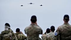 Истребители ВВС Дании участвуют в военных учениях с войсками нескольких европейских стран-членов НАТО в Северном Ледовитом океане в Нууке, Гренландия, 15 сентября 2025 года. 