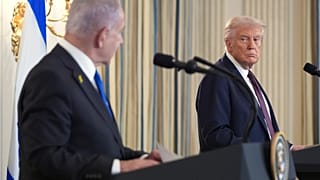 الرئيس دونالد ترامب يستمع خلال مؤتمر صحفي مع رئيس الوزراء الإسرائيلي بنيامين نتنياهو في غرفة الطعام الرسميّة بالبيت الأبيض.