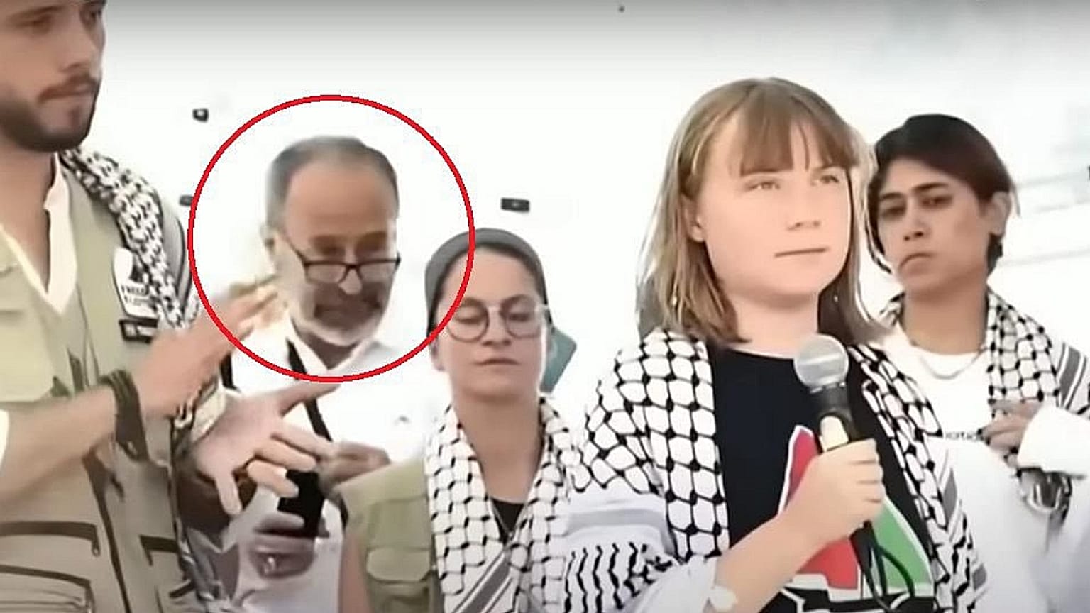 Greta Thunberg mögött Zaher Birawi, a Hamász londoni embere