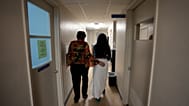 Una mujer es acompañada por el pasillo de la clínica antes de someterse a un aborto 