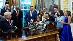 Başkan Donald Trump Beyaz Saray Oval Ofis'te yaptığı konuşmada kanseri yenmiş çocukları dinliyor. 