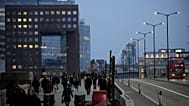 Trabalhadores caminham sobre a London Bridge em direção à zona financeira da City de Londres durante o trajeto matinal, em Londres. 24. janeiro de 2022.
