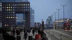 Trabalhadores caminham sobre a London Bridge em direção à zona financeira da City de Londres durante o trajeto matinal, em Londres. 24. janeiro de 2022.