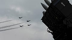 Израильская система противоракетной обороны класса "земля-воздух" (на переднем плане)
