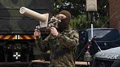 Ein Soldat der Bundeswehr präsentiert bei der "Red Storm Bravo"-Übung in Hamburg am 26. September 2025 den Counter UAV Jammer HP 47