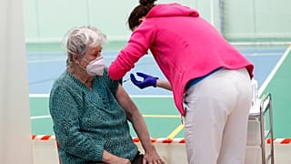 مسنّة تتلقى لقاح موديرنا في ريتشاني بالتشيك، الجمعة 26 فبراير 2021.