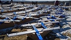 DATEI - Ukrainische Abfangdrohnen des Typs Besomar 3210 mit festem Flügel an einem ungenannten Ort in der Region Lemberg, Westukraine, 21. Februar 2025.