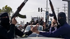 صورة تعبيرية لعناصر من كتائب القسام، الجناح العسكري لحركة حماس، يشاركون في مسيرة احتفالاً باتفاق وقف إطلاق النار بين حماس وإسرائيل في دير البلح