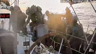 Un video publicado por la Flotilla Global Sumud muestra a soldados de la marina israelí abordando uno de los buques mientras se aproximaba a la costa de Gaza. 2/10/2025.