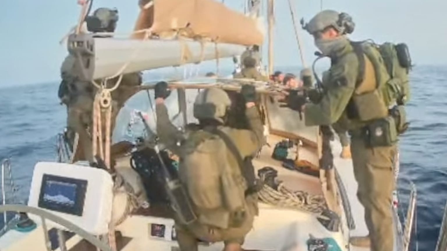 Des soldats de la marine israélienne à bord d'un des navires de la flottille après son interception.