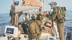 Des soldats de la marine israélienne à bord d'un des navires de la flottille après son interception.