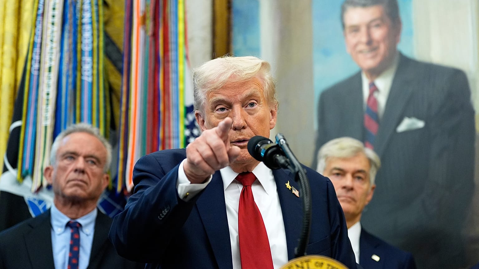 الرئيس دونالد ترامب يتحدث في المكتب البيضاوي بالبيت الأبيض، يوم الثلاثاء 30 سبتمبر 2025، في واشنطن،